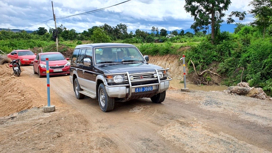 Đến 11 giờ 30 phút ngày 17-10, vị trí đường tạm bị nước lũ cuốn trôi đã được khắc phục và lưu thông trở lại. Ảnh: Lê Hòa
