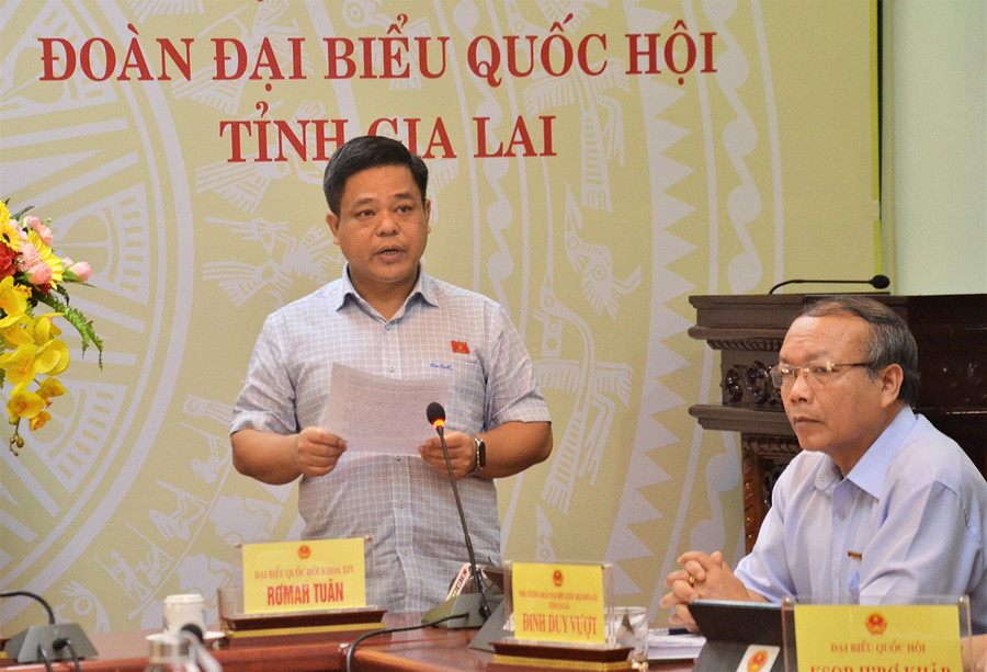 Đại biểu Rơ Mah Tuân phát biểu ý kiến góp ý dự thảo Luật Cư trú sửa đổi tại ngày làm việc thứ hai của Kỳ họp thứ X, Quốc hội khóa XIV. Ảnh: Phương Linh