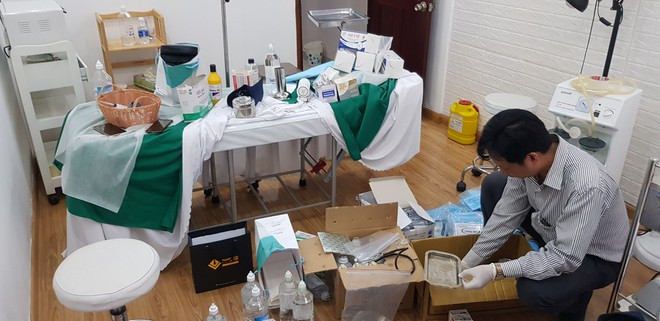 Thanh tra Sở Y tế TP.HCM kiểm tra một cơ sở thẩm mỹ vi phạm Ảnh: Duy Tính Thanh tra Sở Y tế TP.HCM kiểm tra một cơ sở thẩm mỹ vi phạm Ảnh: Duy Tính