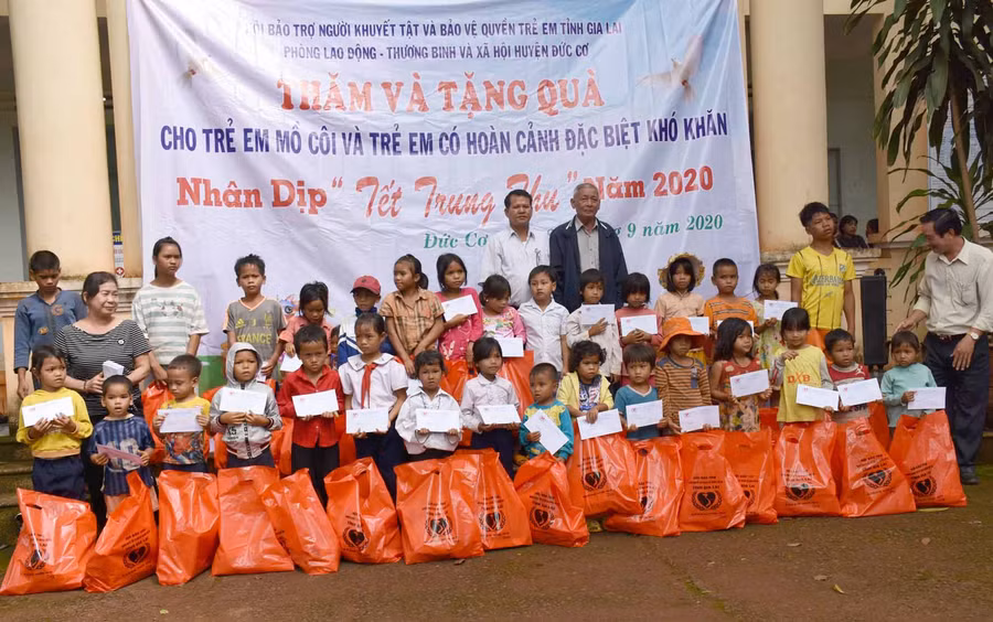 Hội Bảo trợ người khuyết tật và Bảo vệ quyền trẻ em tỉnh phối hợp với Hội Yêu từ thiện TP. Hồ Chí Minh trao quà cho các cháu thiếu nhi xã Ia Lang (huyện Đức Cơ). Ảnh: Hà Phương