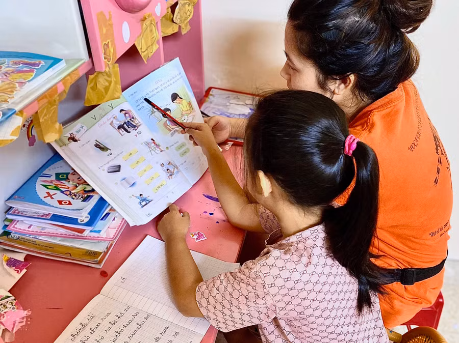 Nhiều phụ huynh cho rằng, sách Tiếng Việt của bộ SGK Cánh Diều có nhiều từ ngữ, nội dung chưa phù hợp với học sinh lớp 1-Ảnh Mộc Trà