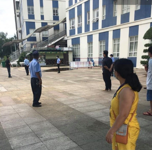 1 Hiện trường khuôn viên bệnh viện, nơi nạn nhân rơi xuống