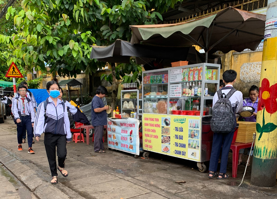  Mô hình điểm cơ sở kinh doanh thức ăn đường phố ATTP tại phường Hội Thương (TP. Pleiku) tạo chuyển biến tích cực trong hoạt động kinh doanh. Ảnh: Như Nguyện