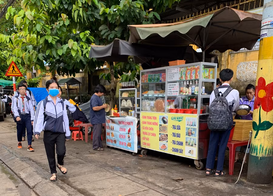  Mô hình điểm cơ sở kinh doanh thức ăn đường phố ATTP tại phường Hội Thương (TP. Pleiku) tạo chuyển biến tích cực trong hoạt động kinh doanh. Ảnh: Như Nguyện