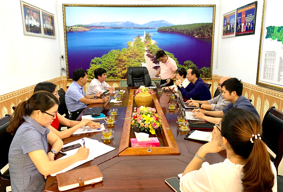 Lãnh đạo TP. Pleiku làm việc với đoàn công tác của EVNNPT về dự án đường dây 500 kV Dốc Sỏi-Pleiku 2. Ảnh: Hà Duy  Lãnh đạo TP. Pleiku làm việc với đoàn công tác của EVNNPT về Dự án đường dây 500kV Dốc Sỏi-Pleiku 2. Ảnh: Hà Duy