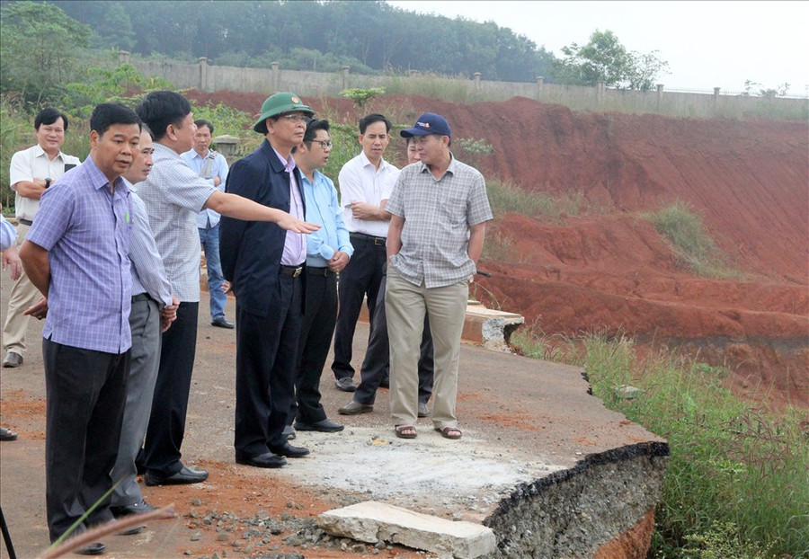 Sở Xây dựng Đắk Nông đã mời đoàn chuyên gia của Đại học Xây dựng Hà Nội khảo sát hiện trường, đánh giá nguyên nhân và đưa ra nguyên nhân khắc phục sự cố sụt trượt. ẢNH: BẢO LÂM