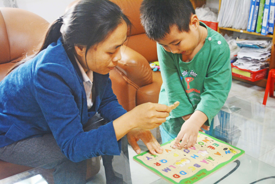 Chị Nguyễn Thị Liệu tham gia trò chơi cùng trẻ. Ảnh: Phương Duyên