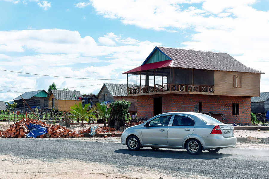 Trục đường chính làng Blôm được trải thảm nhựa góp phần giúp người dân đi lại, vận chuyển hàng hóa thêm thuận lợi. Trục đường chính làng Blôm xã Kim Tân được trải thảm nhựa góp phần vận chuyển và trao đổi hàng hóa.