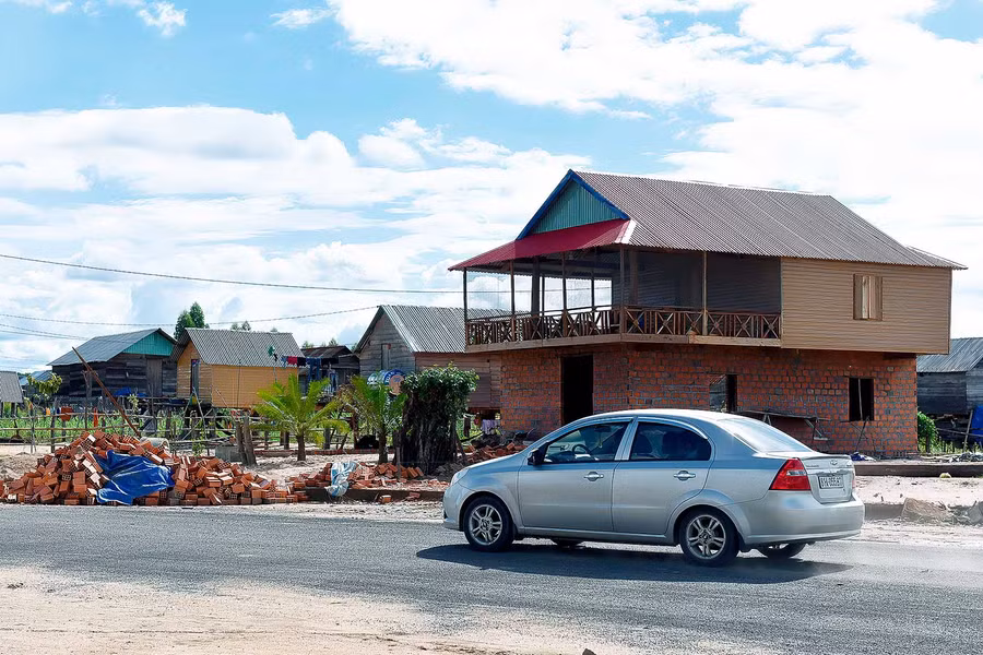 Trục đường chính làng Blôm xã Kim Tân được trải thảm nhựa góp phần vận chuyển và trao đổi hàng hóa. 