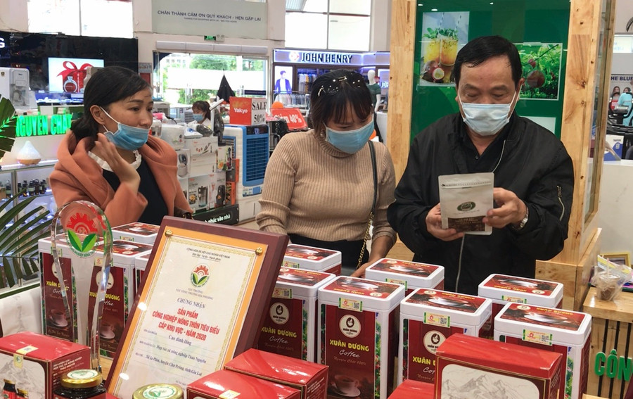 Gian hàng trưng bày và bán sản phẩm OCOP tại Siêu thị Co.op Mart Pleiku. Ảnh: Vũ Thảo