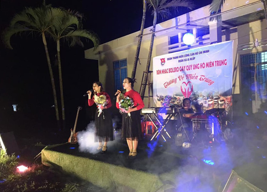  Các nghệ sĩ không chuyên biểu diễn tại đêm nhạc. Ảnh: Anh Quân