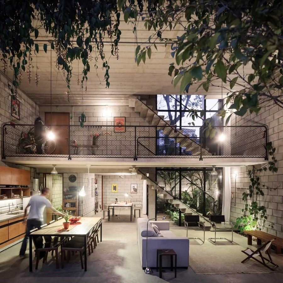 Ngôi nhà càng thêm nổi bật khi về đêm. Ngôi nhà càng thêm nổi bật khi về đêm.