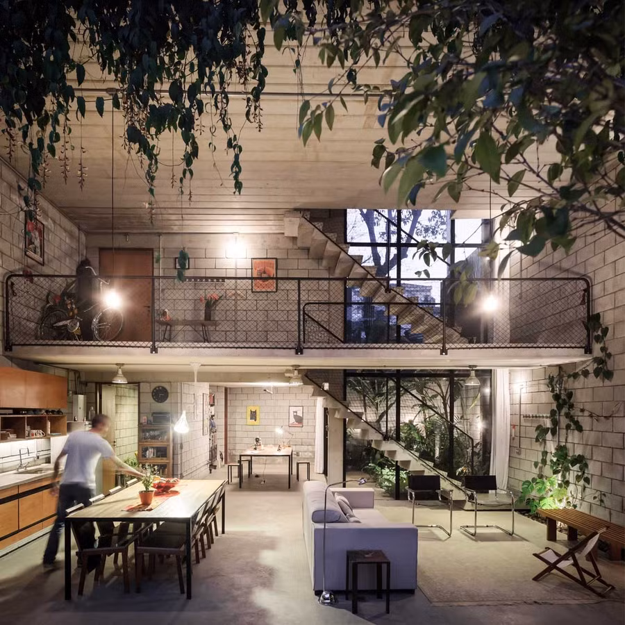 Ngôi nhà càng thêm nổi bật khi về đêm.