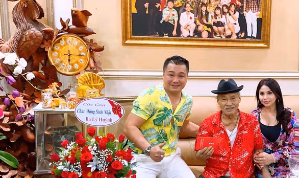 Nghệ sĩ Lý Huỳnh qua đời ở tuổi 78 sau nhiều năm chống chọi với bệnh tật ảnh 2 Lý Hùng và Lý Hương chúc mừng sinh nhật ba, NSND Lý Huỳnh, vào đầu năm 2020.