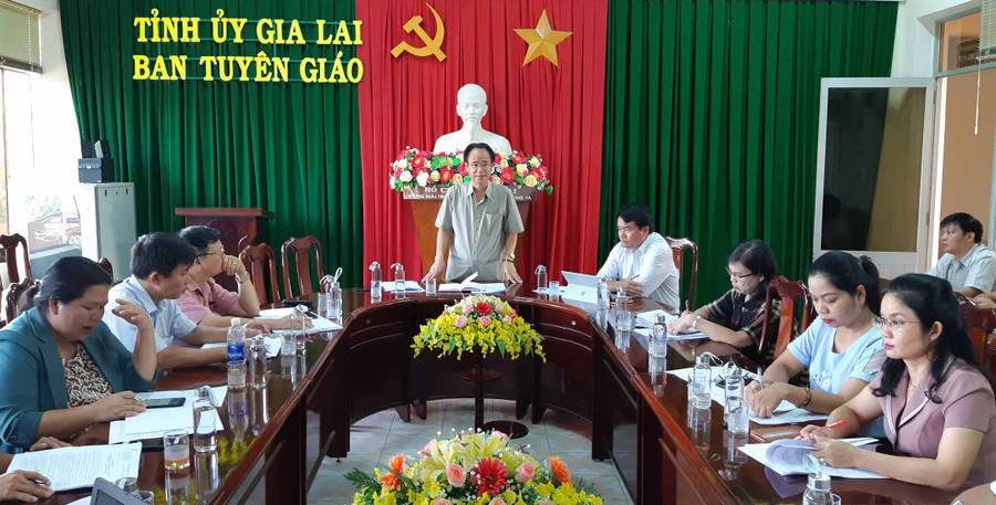 Đồng chí Lê Phan Lương-Ủy viên Ban Thường vụ Tỉnh ủy, Trưởng ban Tuyên giáo Tỉnh ủy Gia Lai đã chủ trì cuộc họp Ban Tổ chức cuộc thi tìm hiểu 75 năm lịch sử Đảng bộ tỉnh Gia Lai. Ảnh: Duy Lê