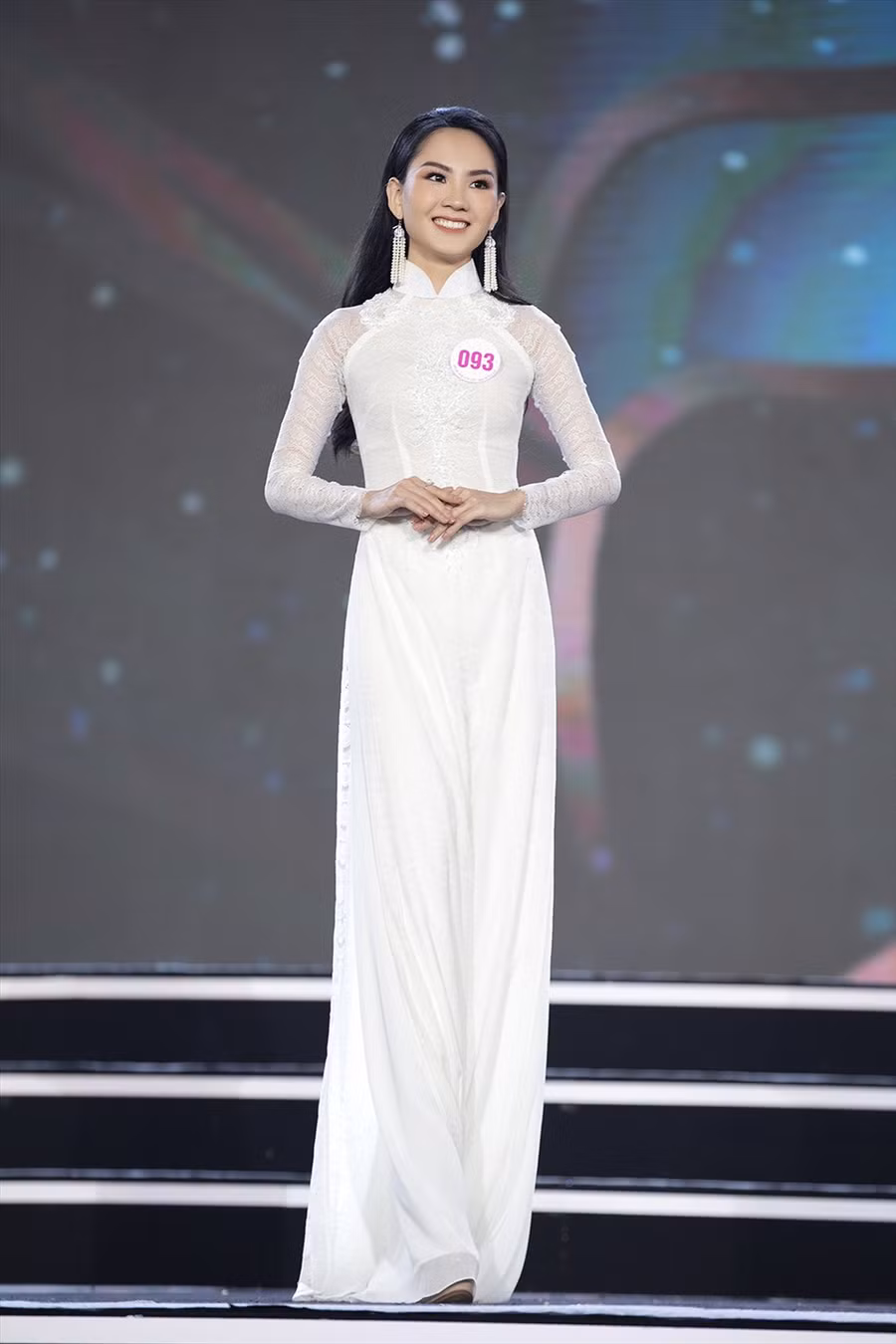 Trong đêm bán kết, cô thể hiện khá tốt các phần trình diễn áo dài, bikini và dạ hội. Tuy vậy, lối trang điểm hôm bán kết khiến Mai Phương bị nhạt nhoà và chưa khoe hết được nét đẹp của gương mặt. Ảnh: Kiếng Cận.