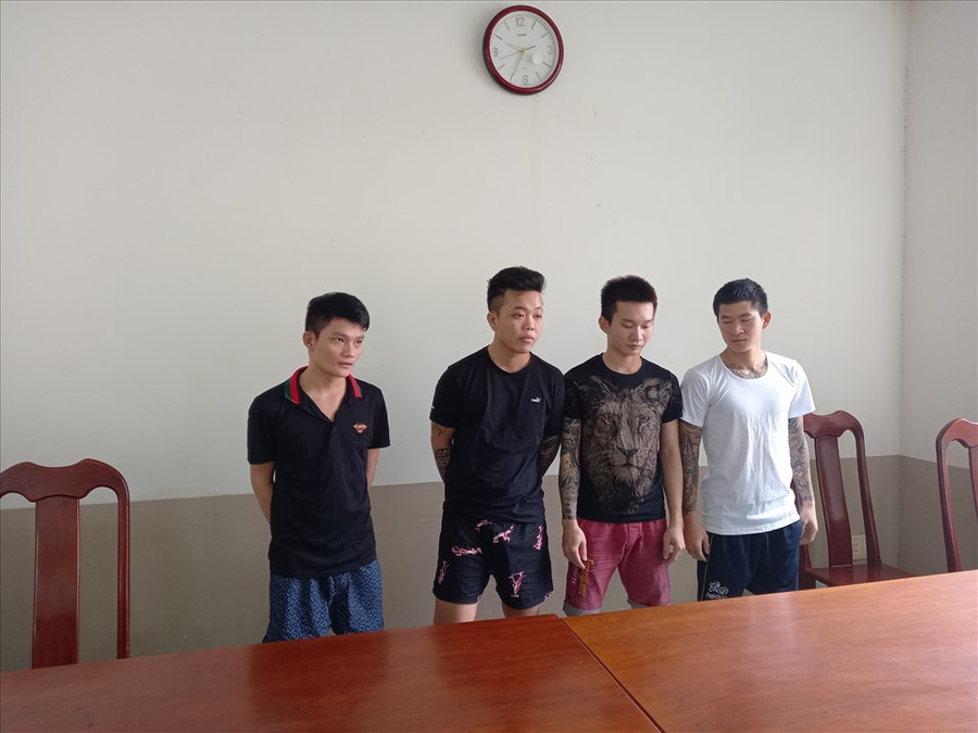 Các đối tượng trong băng nhóm 9X tại cơ quan công an. Ảnh: Minh Châu