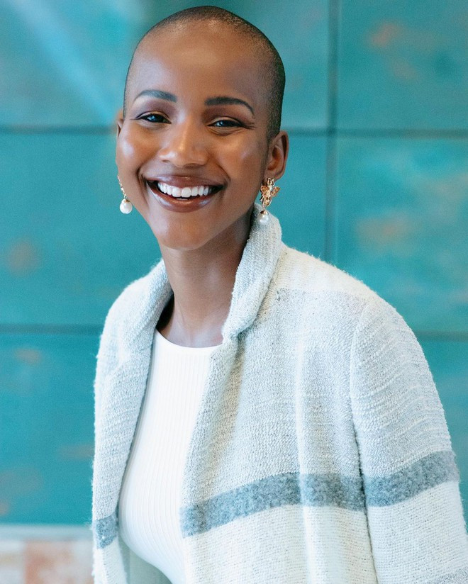 Tân hoa hậu gây ấn tượng mạnh với vẻ đẹp độc lạ, cá tính. Cô nổi bật giữa dàn thí sinh với mái đầu cạo trọc, khuôn mặt thanh tú, nụ cười rạng rỡ, nước da nâu khỏe khoắn cùng thân hình nảy lửa.