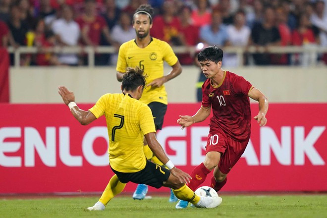 Tuyển Malaysia (trái) gặp nhiều khó khăn trong việc triệu tập đội tuyển do đại dịch Covid-19.