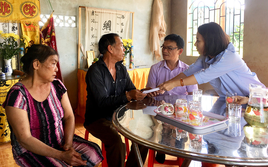 Đại diện Uỷ ban An toàn giao thông Quốc gia và Ban An toàn giao thông tỉnh thăm, động viên và trao quà hỗ trợ cho gia đình ông Huệ-bà Hoa (thôn 3, xã Tân Bình). Ảnh: Lê Hòa