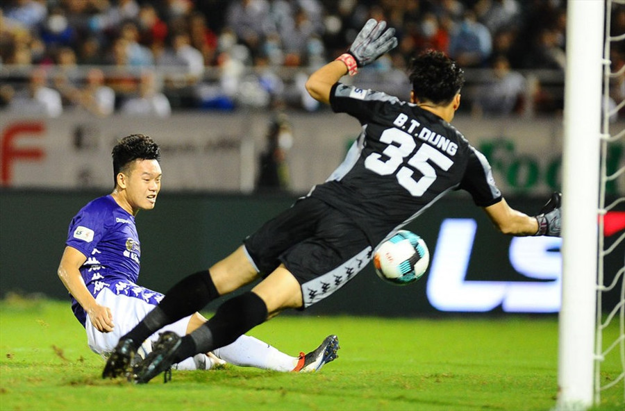 Phong độ của Bùi Tiến Dũng mùa này không thuyết phục bất chấp việc anh luôn khẳng định thay đổi, sửa chữa từng ngày. Ảnh: VPF.