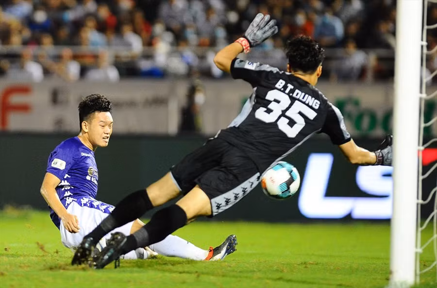 Phong độ của Bùi Tiến Dũng mùa này không thuyết phục bất chấp việc anh luôn khẳng định thay đổi, sửa chữa từng ngày. Ảnh: VPF.