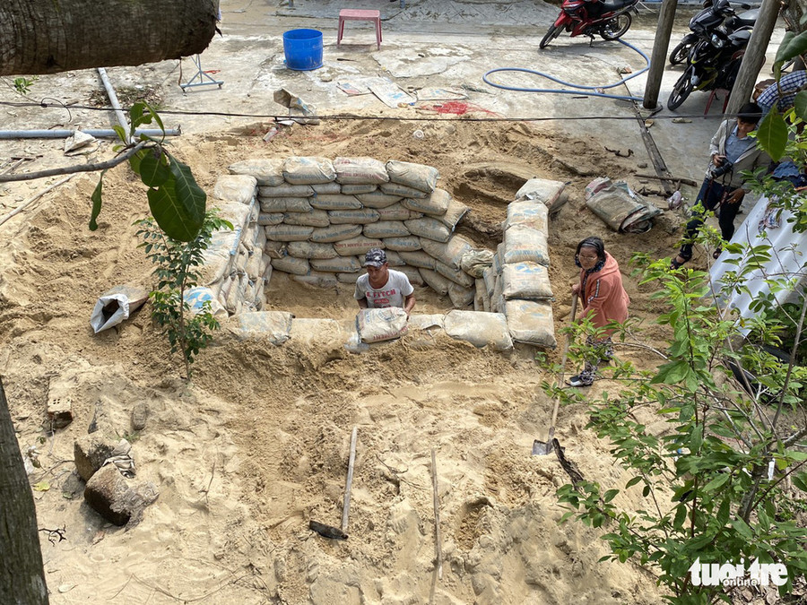 Người dân thôn Hà Bình, xã Bình Minh đào hầm tránh trú bão số 9.