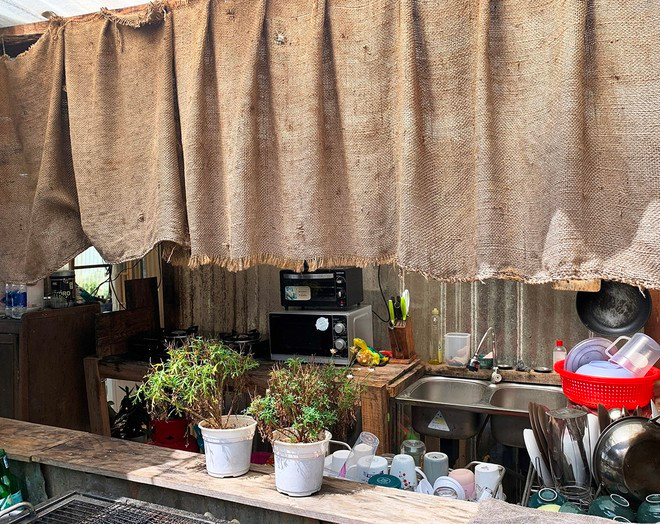 Bên trong căn bếp của homestay The N. ẢNH: A.T
