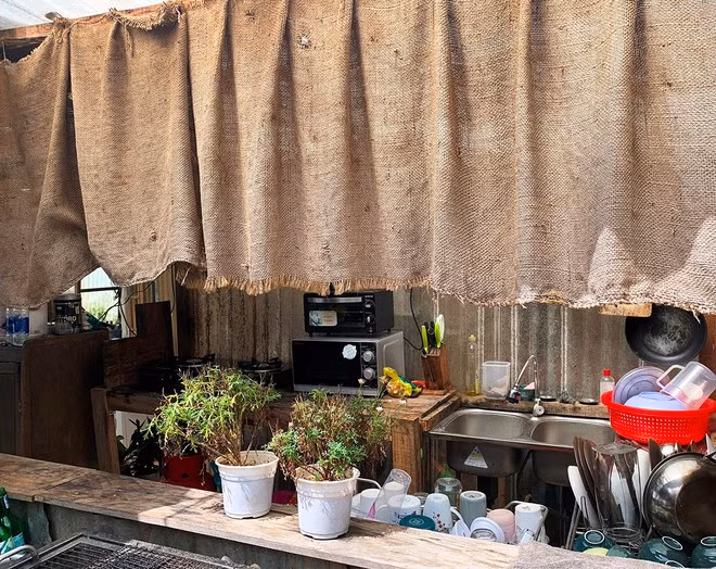 Bên trong căn bếp của homestay The N. ẢNH: A.T