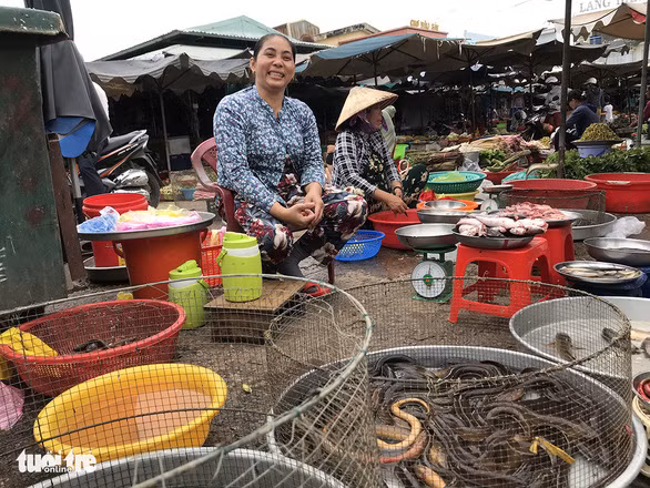 Hàng lươn béo múp mùa nước nổi - Ảnh: T.N.