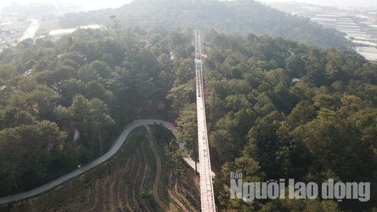 Cầu đáy kính xây dựng không phép hoành tráng tại KDL Thung lũng Tình yêu.