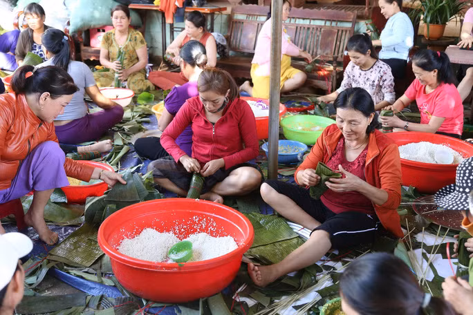 Mọi người cùng chung sức gói bánh tét
