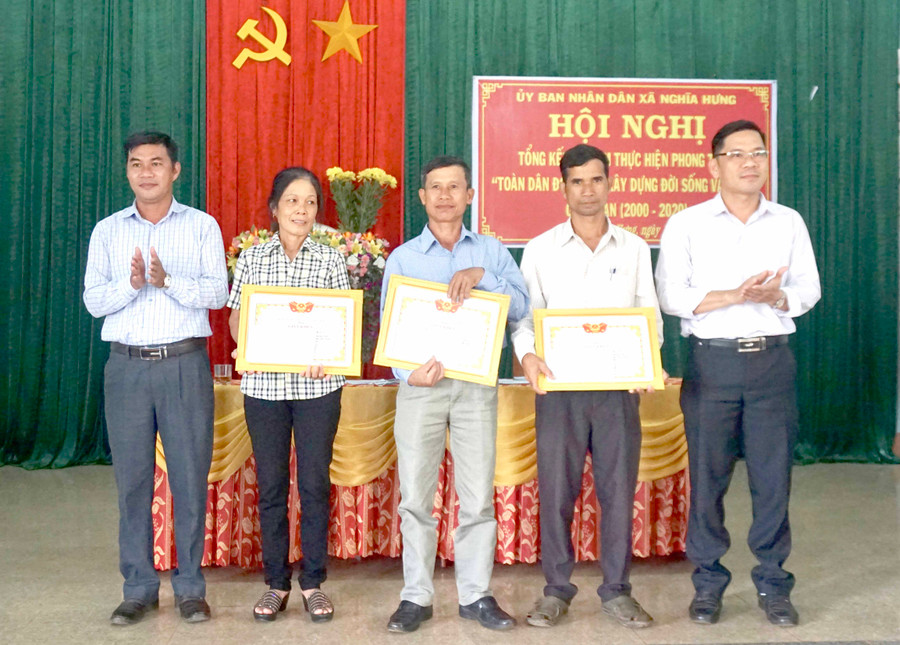 3 tập thể được UBND xã Nghĩa Hưng (huyện Chư Păh) tặng giấy khen vì có thành tích xuất sắc trong phong trào “Toàn dân đoàn kết xây dựng đời sống văn hóa”. Ảnh: Hà Duy 3 tập thể được UBND xã Nghĩa Hưng (huyện Chư Păh) tặng giấy khen vì có thành tích xuất sắc trong phong trào “Toàn dân đoàn kết xây dựng đời sống văn hóa”. Ảnh: Hà Duy