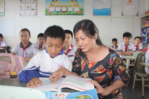 Giáo viên Trường Tiểu học số 1 thị trấn Đak Đoa luôn dành sự quan tâm đặc biệt cho các em học sinh dân tộc thiểu số. Ảnh: Thủy Bình