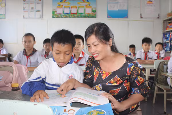 Giáo viên Trường Tiểu học số 1 thị trấn Đak Đoa luôn dành sự quan tâm đặc biệt cho các em học sinh dân tộc thiểu số. Ảnh: Thủy Bình