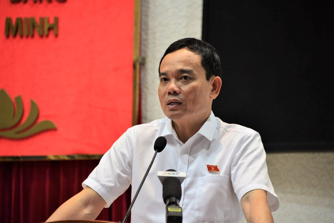 Ông Trần Lưu Quang, Phó bí thư thường trực Thành ủy TP.HCM trả lời các ý kiến của cử tri. ẢNH: NGUYÊN VŨ