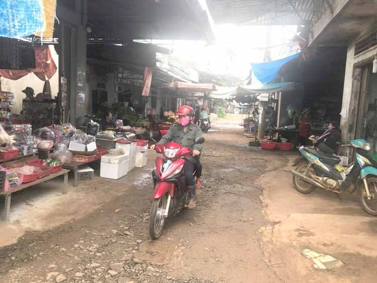 Chợ tự phát ở thôn Chư Hậu 5 (xã Ia Yok, huyện Ia Grai) lấn vỉa hè, lòng lề đường gây cản trở giao thông. Ảnh: R'ô Hok