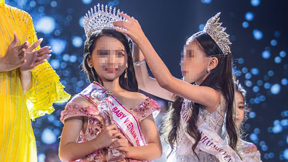 Đương kim Miss Baby Việt Nam 2019 (phải) trao vương miện cho tân Miss Baby Việt Nam 2020 trong đêm chung kết cuộc thi ngày 10-10 tại nhà hát Sông Hương, TP Huế - Ảnh: Kids Model Vietnam Đương kim Miss Baby Việt Nam 2019 (phải) trao vương miện cho tân Miss Baby Việt Nam 2020 trong đêm chung kết cuộc thi ngày 10-10 tại nhà hát Sông Hương, TP Huế - Ảnh: Kids Model Vietnam