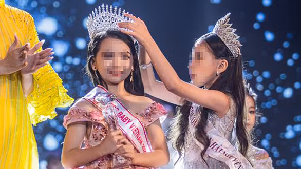 Đương kim Miss Baby Việt Nam 2019 (phải) trao vương miện cho tân Miss Baby Việt Nam 2020 trong đêm chung kết cuộc thi ngày 10-10 tại nhà hát Sông Hương, TP Huế - Ảnh: Kids Model Vietnam Đương kim Miss Baby Việt Nam 2019 (phải) trao vương miện cho tân Miss Baby Việt Nam 2020 trong đêm chung kết cuộc thi ngày 10-10 tại nhà hát Sông Hương, TP Huế - Ảnh: Kids Model Vietnam