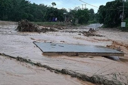 Đường vào xã Húc huyện Hướng Hóa (tỉnh Quảng Trị) bị tắc do sạt lở và nước lũ. Ảnh: HT.  Đường vào xã Húc huyện Hướng Hóa (tỉnh Quảng Trị) bị tắc do sạt lở và nước lũ. Ảnh: HT.