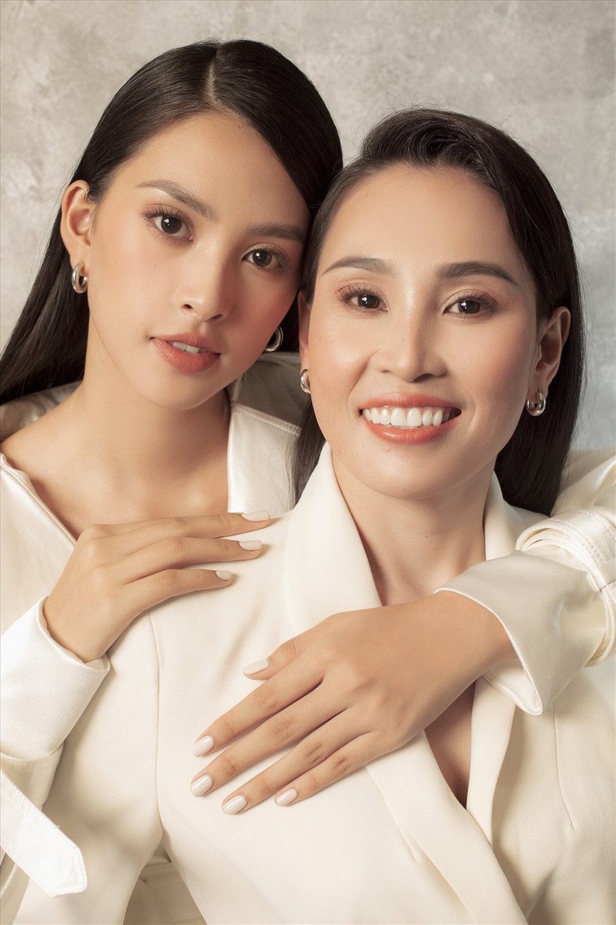 Hoa hậu Tiểu Vy đã nhiều lần xuất hiện cùng mẹ nhưng đây là lần đầu tiên cô và ekip đầu tư thực hiện bộ ảnh đặc biệt cùng mẹ nhân ngày Phụ nữ Việt Nam 20.10. Cô luôn tự hào về mối quan hệ khăng khít với mẹ. Khi được hỏi về mẹ, cô cho biết mẹ còn là “người bạn” thân nhất của cô. Ảnh: Tang Tang.