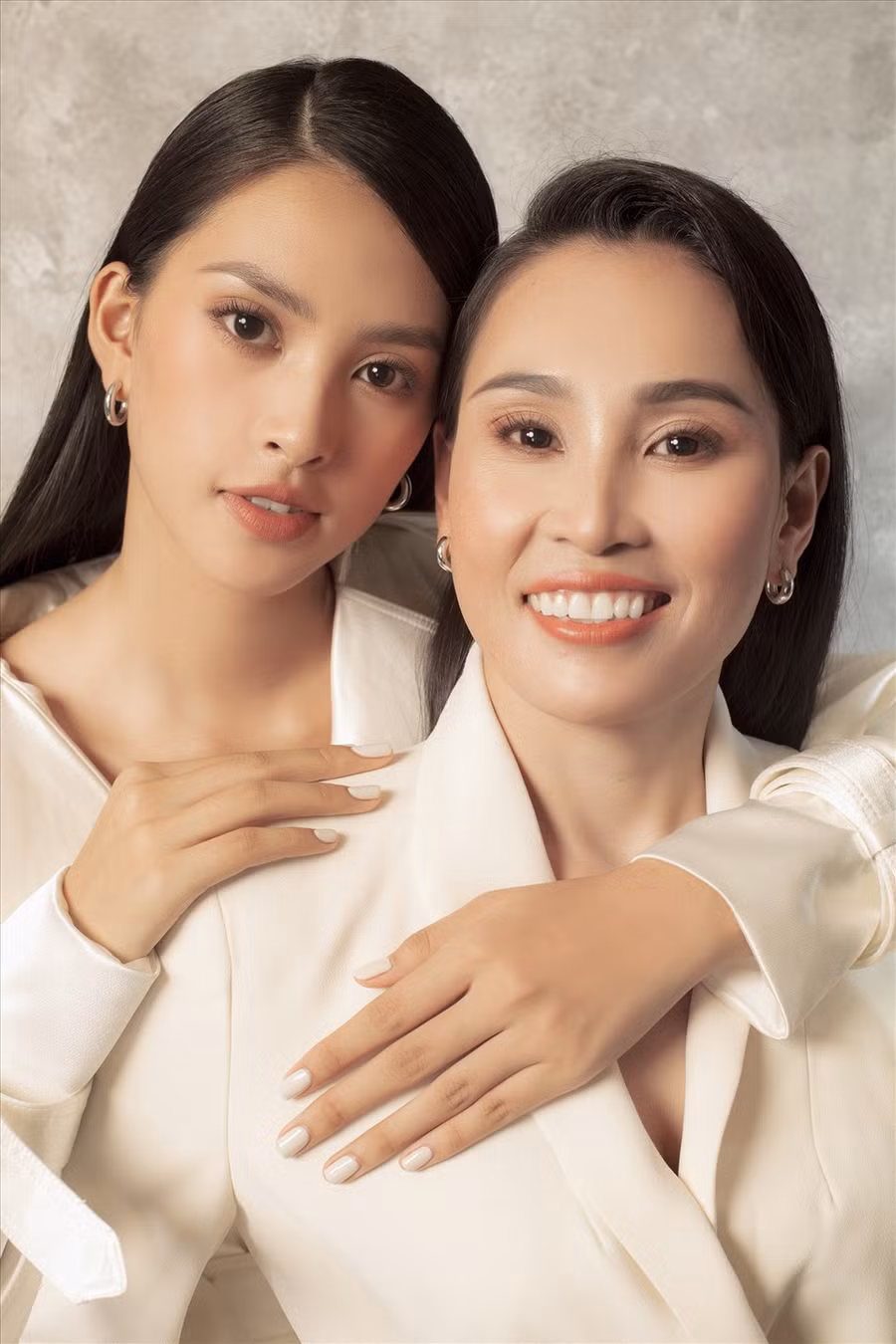 Hoa hậu Tiểu Vy đã nhiều lần xuất hiện cùng mẹ nhưng đây là lần đầu tiên cô và ekip đầu tư thực hiện bộ ảnh đặc biệt cùng mẹ nhân ngày Phụ nữ Việt Nam 20.10. Cô luôn tự hào về mối quan hệ khăng khít với mẹ. Khi được hỏi về mẹ, cô cho biết mẹ còn là “người bạn” thân nhất của cô. Ảnh: Tang Tang.