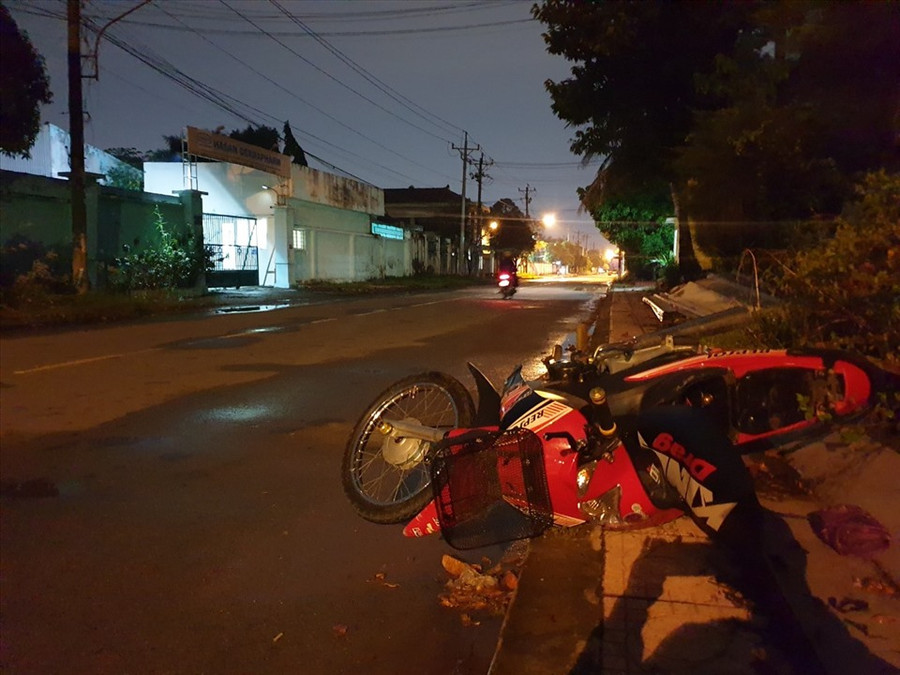 Xe máy văng về phía trước sau khi va chạm. Ảnh: Thanh Hải