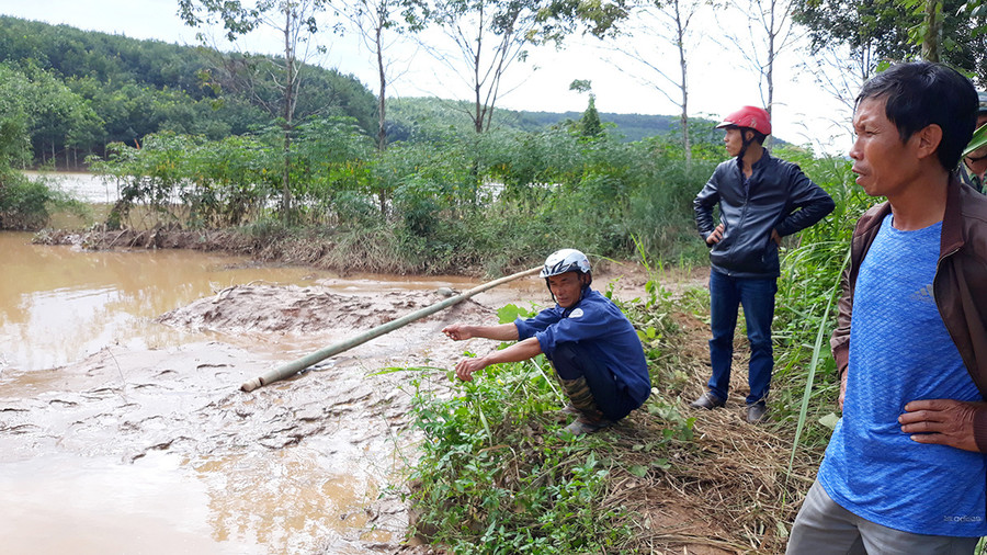 Nhiều nông dân các huyện Ngọc Hồi, Đắk Tô của tỉnh Kon Tum vẫn chưa thể qua khu sản xuất hơn 350 ha do con đường đã bị nhà máy thủy điện Plei Kần tích nước trái phép gây ngập lụt, hư hỏng đường...