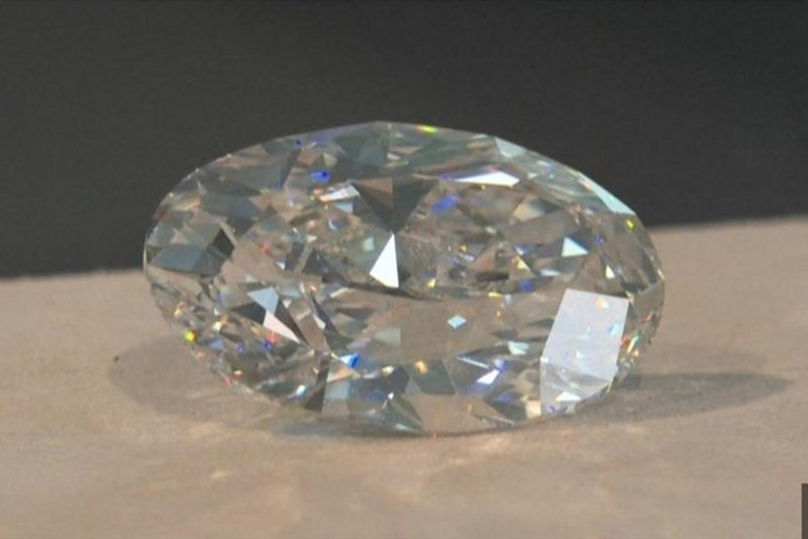 Viên kim cương trắng 102 carat được bán đấu giá 15,7 triệu USD. Ảnh: AFP