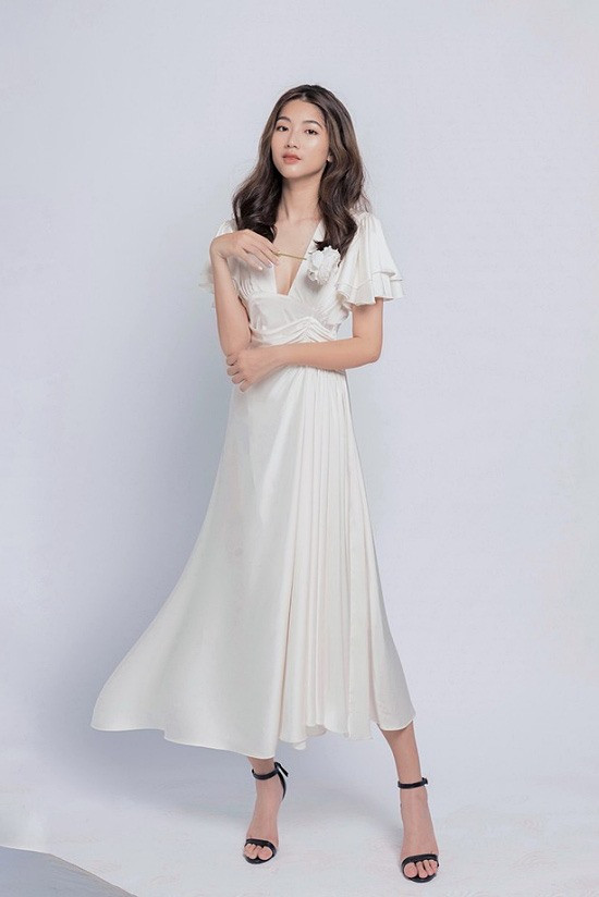 Hà Thi là cựu học sinh chuyên Sử Trường THPT Hà Nội - Amsterdam. Cô là học sinh giỏi 12 năm liền, giải ba kỳ thi Học sinh giỏi Quốc gia môn Lịch sử, thi đỗ vào Học viện Ngoại giao. Ngoài ra, cô cũng có năng khiếu về chơi đàn piano, làm bánh, chạy bộ và đi du lịch. Ảnh: NVCC.