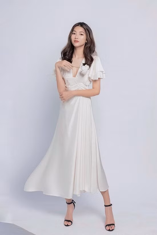 Hà Thi là cựu học sinh chuyên Sử Trường THPT Hà Nội - Amsterdam. Cô là học sinh giỏi 12 năm liền, giải ba kỳ thi Học sinh giỏi Quốc gia môn Lịch sử, thi đỗ vào Học viện Ngoại giao. Ngoài ra, cô cũng có năng khiếu về chơi đàn piano, làm bánh, chạy bộ và đi du lịch. Ảnh: NVCC.