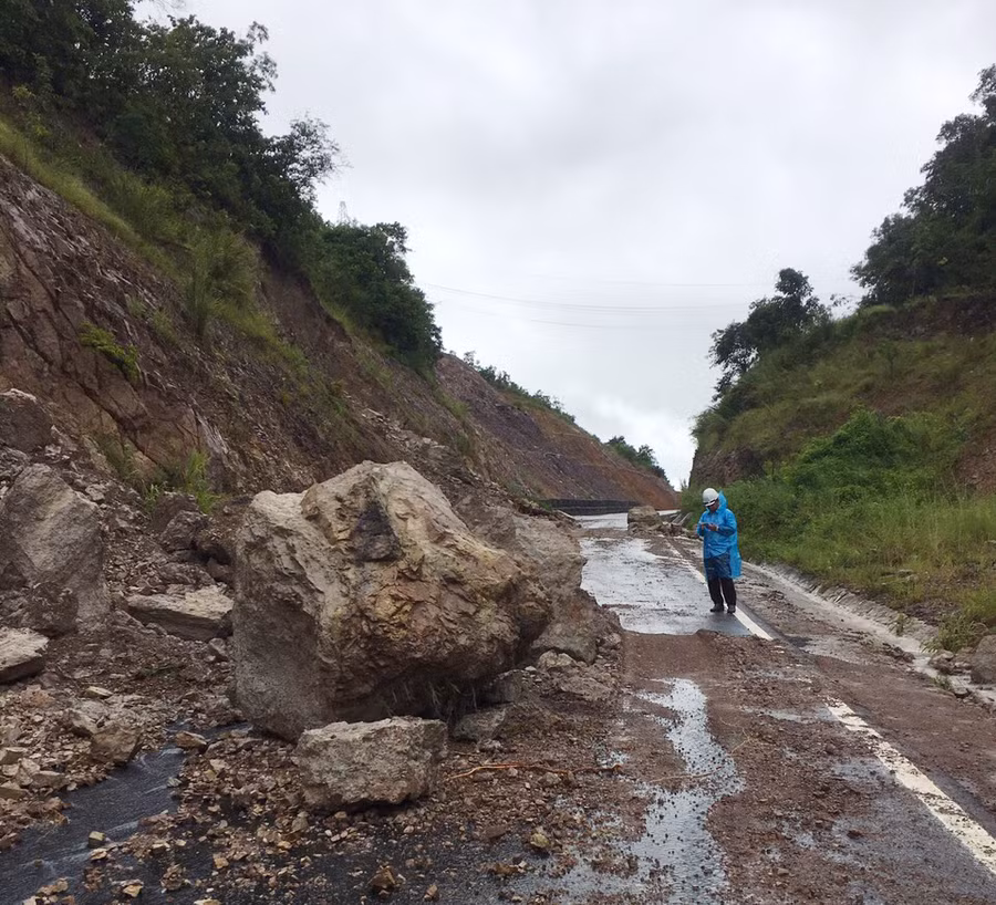 Rất nhiều tản đất đá lớn rơi từ trên cxao xuống tràn ra đường gây ù tắc giao thông. Ảnh: Quang Tấn