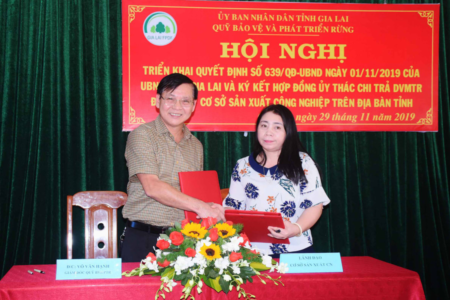 Quỹ Bảo vệ và Phát triển rừng tỉnh ký hợp đồng ủy thác chi trả DVMTR với các cơ sở sản xuất công nghiệp trên địa bàn tỉnh. Ảnh: Minh Nguyễn