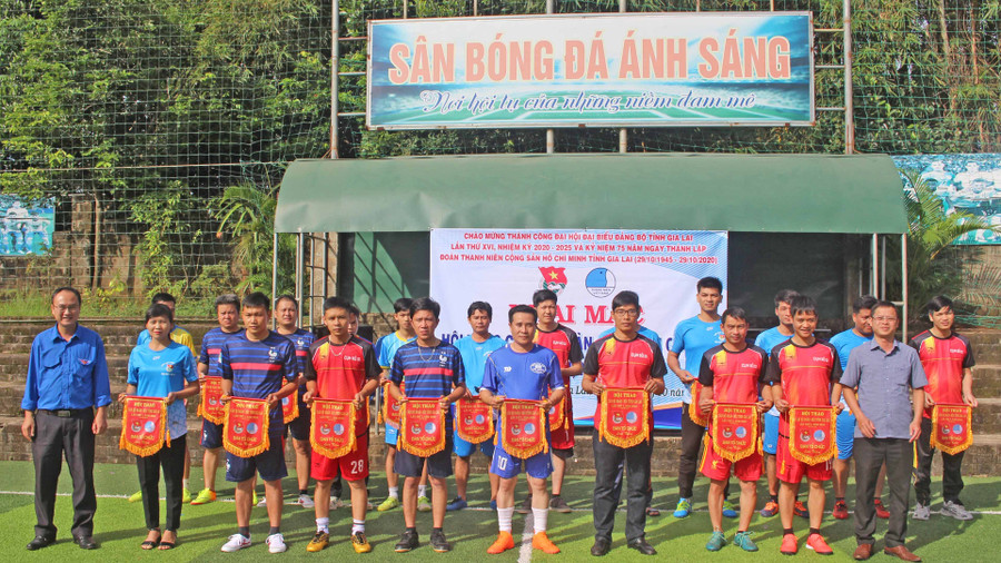 Ban tổ chức trao cờ lưu niệm cho các đơn vị tham gia hội thao. Ảnh: Phan Lài 